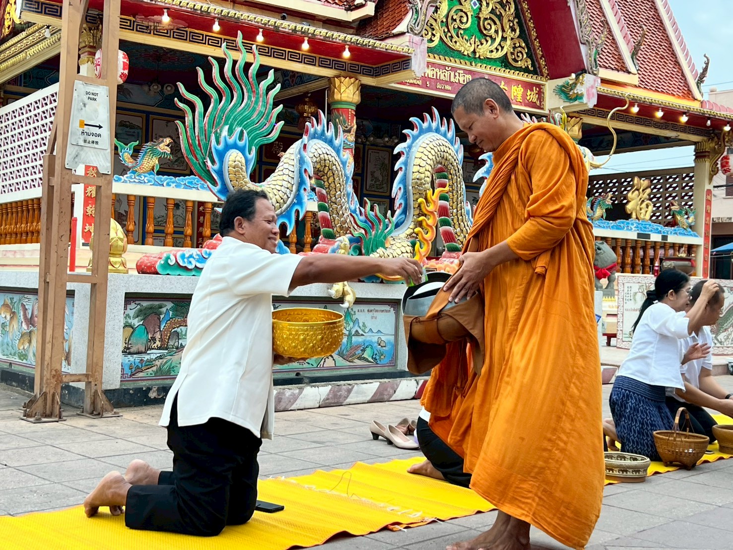 title - ส.ป.ก.ยโสธร ร่วมกิจกรรมทำบุญตักบาตรย้อนยุค วิถีถิ่น วิถีไทย   ณ ถนนคนเดินยโสธร เมืองเก่าบ้านสิงห์ท่า ประจำปีงบประมาณ พ.ศ. 2569
